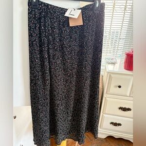 Black Floral Pleated Maxi Skirt – Size 4–6 (New with Tags)